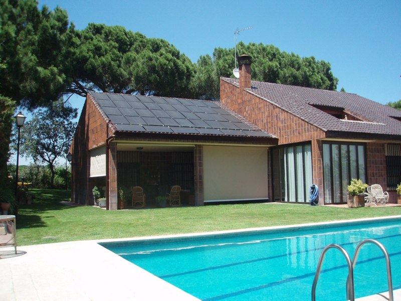 Chalet con piscina olímpica y paneles OKU en tejado caseta — Madrid