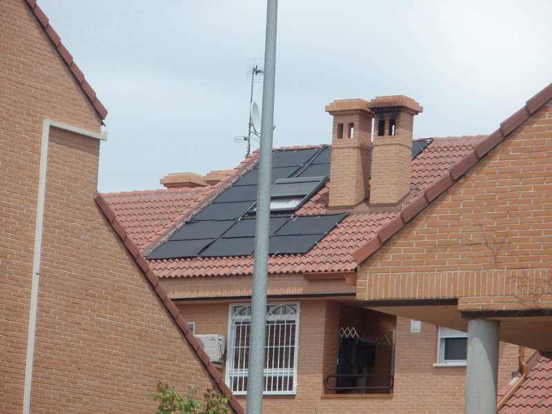 Chalet ladrillo con paneles OKU en tejado inclinado