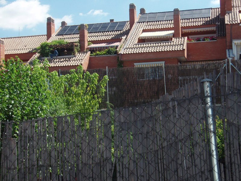 Varios adosados con paneles OKU — comunidad de vecinos